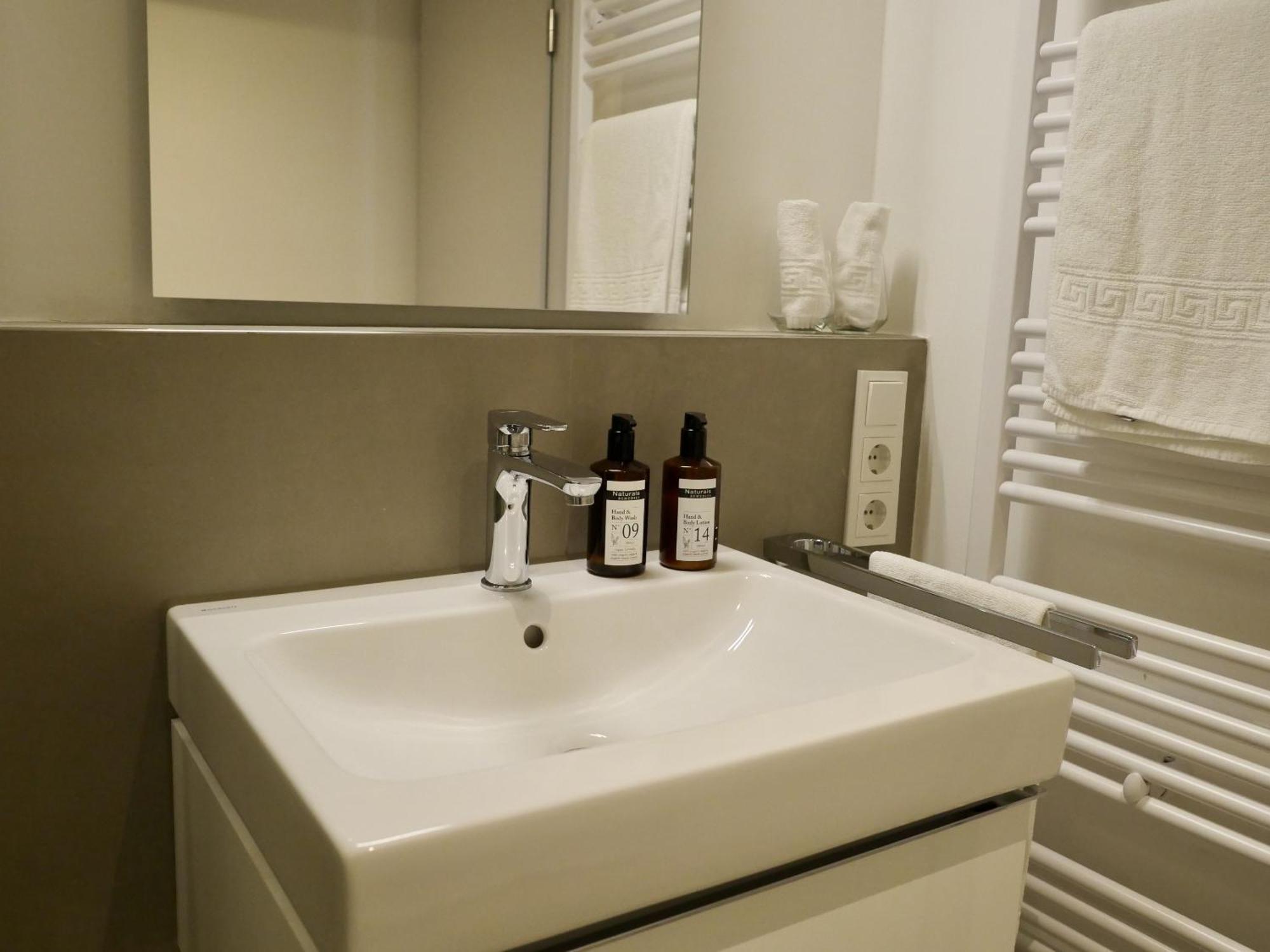 Hotel Faehrhaus Km734 Düsseldorf Rum bild